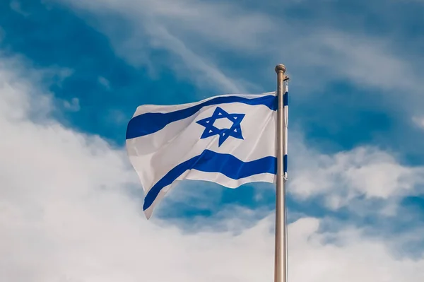 Israëlische Vlag Met Davidster Zwaaiend Tegen Een Bewolkte Blauwe Lucht Rechtenvrije Stockafbeeldingen