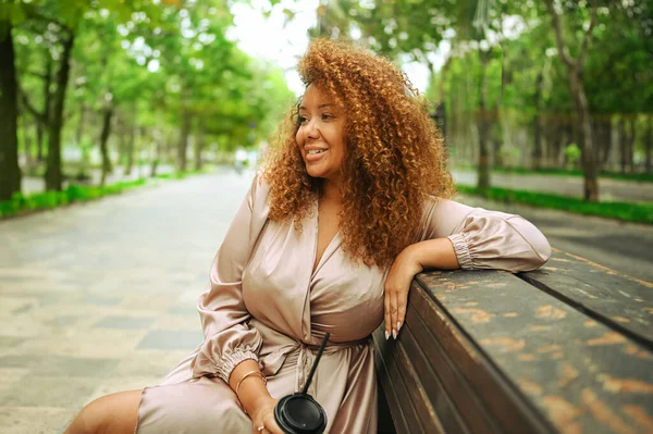 Wanita Muda Afrika Amerika Yang Cantik Menikmati Jalan Jalan Taman — Stok Foto