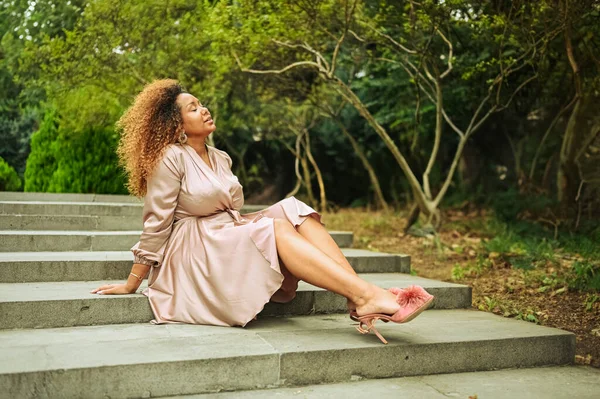 Wanita Muda Afrika Amerika Yang Cantik Menikmati Jalan Jalan Taman — Stok Foto
