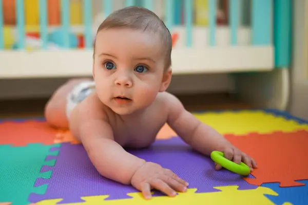 Schattige Glimlachende Schattige Vrolijke Baby Luier Kruipen Spelen Vloer Een Stockfoto