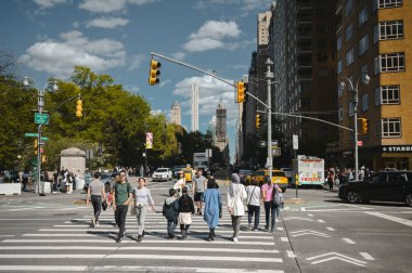 New York, ABD, 7 Mayıs 2023. Yazın Manhattan 'da sokaklar insan kaynıyor. Büyük şehir hayatı kavramı. Ünlü eğlence yerleri, turistik otobüsler ve sarı taksiler.