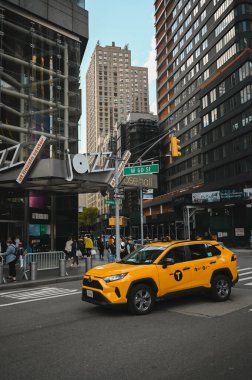 New York, ABD, 7 Mayıs 2023. Yazın Manhattan 'da sokaklar insan kaynıyor. Büyük şehir hayatı kavramı. Ünlü eğlence yerleri, turistik otobüsler ve sarı taksiler.