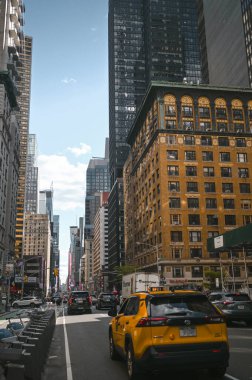 New York, ABD, 7 Mayıs 2023. Yazın Manhattan 'da sokaklar insan kaynıyor. Büyük şehir hayatı kavramı. Ünlü eğlence yerleri, turistik otobüsler ve sarı taksiler.