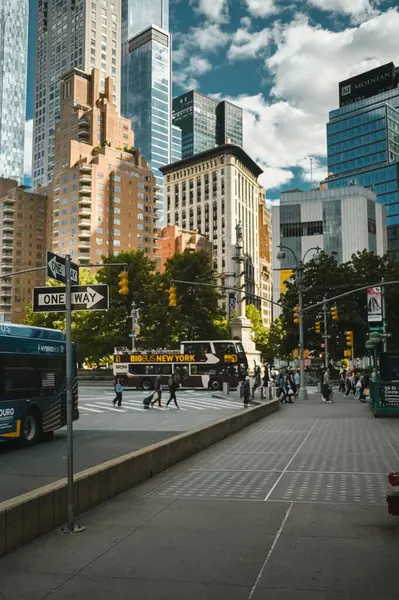 New York, ABD, 7 Mayıs 2023. Yazın Manhattan 'da sokaklar insan kaynıyor. Büyük şehir hayatı kavramı. Ünlü eğlence yerleri, turistik otobüsler ve sarı taksiler.