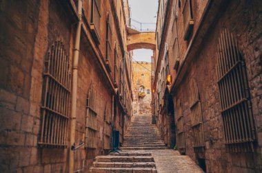 İsrail 'in eski Kudüs şehrinde küçük, sıcacık bir sokak. Tipik taşlanmış evler ve Yahudi tarihi bölgelerinden oluşan duvarlar..