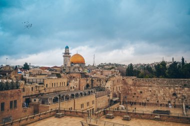 Kudüs, İsrail 'in başkenti. Gün batımında Eski Şehir 'in güzel panoramik manzarası Kahinlerin Mezarı ve Kaya Kubbesi, tipik taşlı evler. Mavi Güneşli ve Bulutlu Gökyüzü. Tarihi Mimari. 