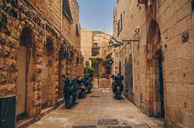 İsrail 'in eski Kudüs şehrinde küçük, sıcacık bir sokak. Tipik taşlanmış evler ve Yahudi tarihi bölgelerinden oluşan duvarlar..