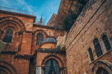 İsrail, Kudüs 'teki Kutsal Mezar Kilisesi. Tipik taşlanmış evler ve Yahudi tarihi bölgelerinden oluşan duvarlar..