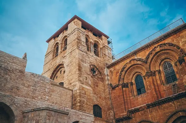 İsrail, Kudüs 'teki Kutsal Mezar Kilisesi. Tipik taşlanmış evler ve Yahudi tarihi bölgelerinden oluşan duvarlar..