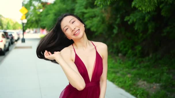 Street Style Υπαίθρια Πορτρέτο Του Όμορφη Νεαρή Κινεζική Ασιατική Ευτυχισμένη — Αρχείο Βίντεο