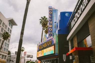 16 Mart 2024, Los Angeles ABD. Hollywood Bulvarı Şöhret Bulvarı Tiyatro Bölgesi ünlü bir turistik merkezdir. Bir sürü insan ünlülerin yıldızlarıyla kaldırımda yürüyor.