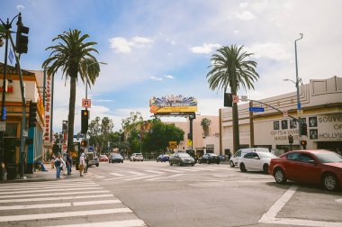 16 Mart 2024, Los Angeles ABD. Hollywood Bulvarı Şöhret Bulvarı Tiyatro Bölgesi ünlü bir turistik merkezdir. Bir sürü insan ünlülerin yıldızlarıyla kaldırımda yürüyor.