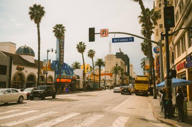16 Mart 2024, Los Angeles ABD. Hollywood Bulvarı Şöhret Bulvarı Tiyatro Bölgesi ünlü bir turistik merkezdir. Bir sürü insan ünlülerin yıldızlarıyla kaldırımda yürüyor.