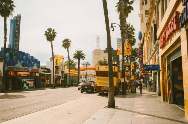 16 Mart 2024, Los Angeles ABD. Hollywood Bulvarı Şöhret Bulvarı Tiyatro Bölgesi ünlü bir turistik merkezdir. Bir sürü insan ünlülerin yıldızlarıyla kaldırımda yürüyor.