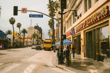 16 Mart 2024, Los Angeles ABD. Hollywood Bulvarı Şöhret Bulvarı Tiyatro Bölgesi ünlü bir turistik merkezdir. Bir sürü insan ünlülerin yıldızlarıyla kaldırımda yürüyor.
