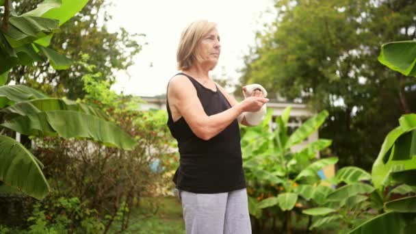 Старшая Пожилая Женщина Делает Упражнения Гимнастика Рук Сломанной Рукой Гипсе — стоковое видео