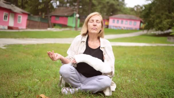 Seniorin Bei Yoga Meditation Mit Gebrochenem Arm Sommer Freien Alte — Stockvideo