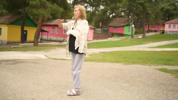 Ältere Frau Macht Übungen Und Gymnastik Für Hand Mit Verletzung — Stockvideo