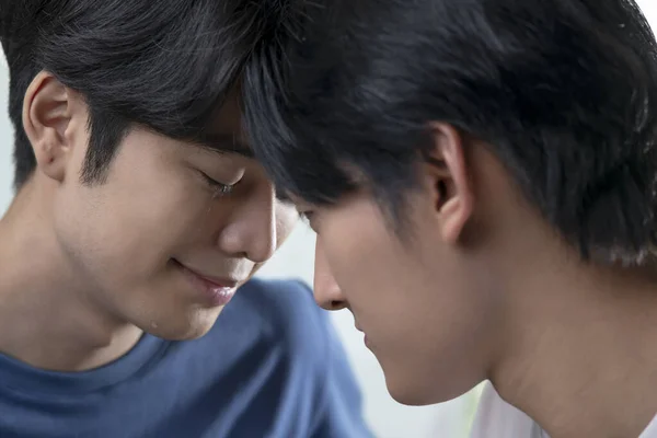 目を閉じた若いアジア系ゲイの男たちの姿と涙が顔に触れる 同性愛関係 優しさと親密さのアイデア Lgbtカップルライフスタイルのコンセプト — ストック写真
