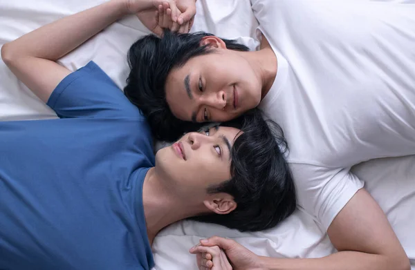 Alto Ángulo Vista Sonriente Pareja Gay Asiática Relajarse Acostarse Cama —  Fotos de Stock