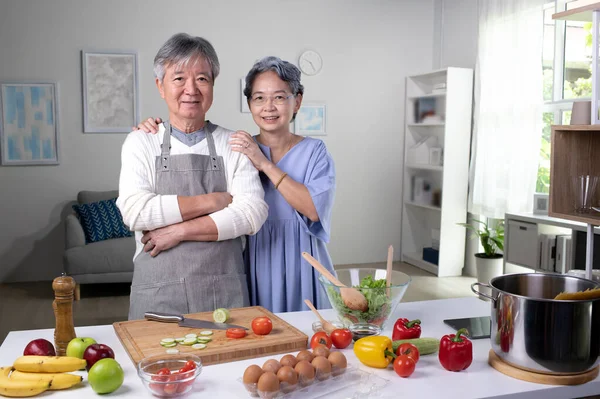 Retrato Una Feliz Pareja Ancianos Asiáticos Preparando Comida Cocina Gente —  Fotos de Stock