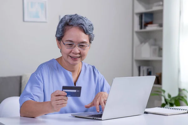 Азиатская Старшая Женщина Помощью Ноутбука Кредитной Карты Оплаты Покупки Онлайн — стоковое фото
