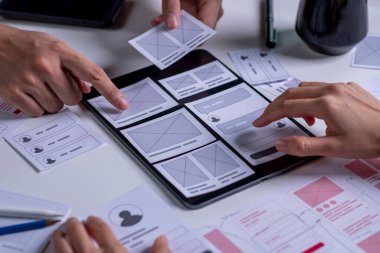 Mobil uygulama arayüzü kablo tasarımı hakkında ui tasarımcısını ve ui tasarımcısını kapat.