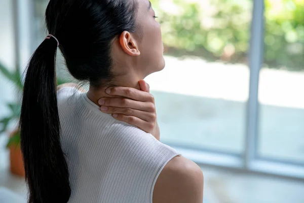 Asyalı Kadının Boyun Omuz Ağrısı Var Diğer Eliyle Boynu Ağrıyan — Stok fotoğraf