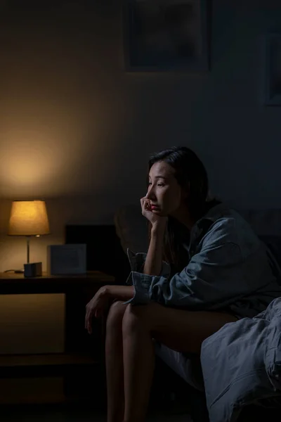 Jeune Femme Asiatique Dans Chambre Coucher Sentant Triste Fatigué Inquiet — Photo