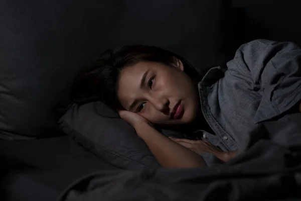 Пригнічена Дівчина Азії Лежить Ліжку Може Спати Від Безсоння — стокове фото