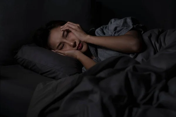 Déprimé Jeune Femme Asiatique Couché Dans Lit Peut Pas Dormir — Photo