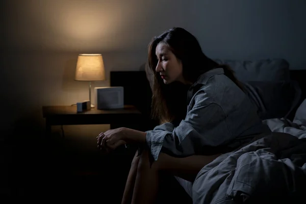 Jonge Aziatische Vrouw Slaapkamer Verdrietig Voelen Moe Bezorgd Lijden Depressie Stockfoto