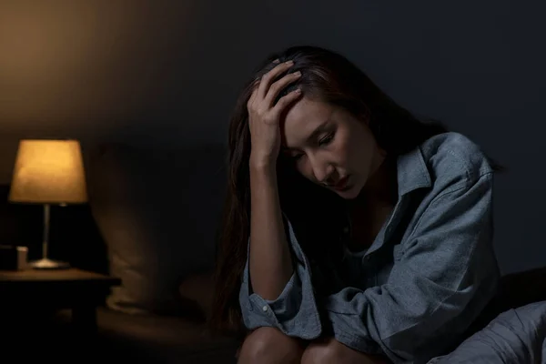 Ung Asiatisk Kvinna Sovrummet Ledsen Trött Och Orolig Lider Depression Stockbild