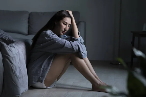 Młoda Azjatka Sypialni Smutna Zmęczona Zmartwiona Cierpieniem Depresja Zdrowiu Psychicznym — Zdjęcie stockowe