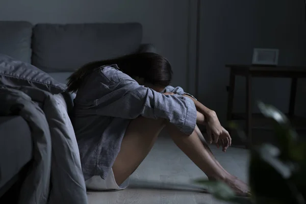 Yatak Odasındaki Genç Asyalı Kadın Üzgün Yorgun Endişeli Zihinsel Sağlıkta — Stok fotoğraf