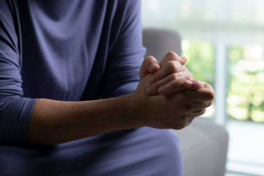 Kadın eli stres gösteriyor, yaşlı kadın üzgün hissediyor yorgun ve endişeli zihinsel sağlıkta depresyon yaşıyor.