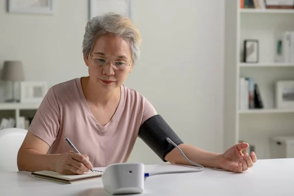 Asiatische Seniorin Misst Blutdruck Hause — Stockfoto