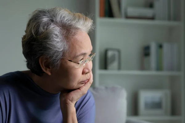 客厅里忧郁寂寞的亚洲老年妇女的画像 — 图库照片