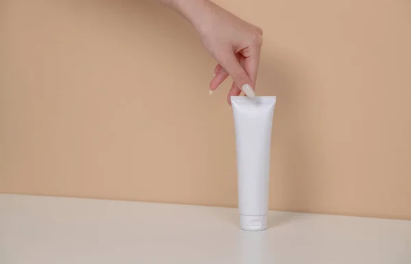 Mão Mulher Está Pegando Modelo Embalagem Cosmética Branco Tubo Branco Fotografia De Stock