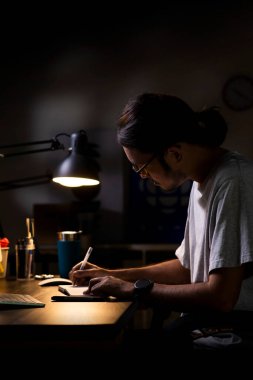 Bilgisayarda çalışan Asyalı grafik tasarımcısı logo tasarımı çiziyor. Yeni marka konsepti. Fikirle profesyonel yaratıcı uğraş.