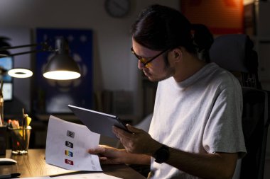 Bilgisayarda çalışan Asyalı grafik tasarımcısı logo tasarımı çiziyor. Yeni marka konsepti. Fikirle profesyonel yaratıcı uğraş.