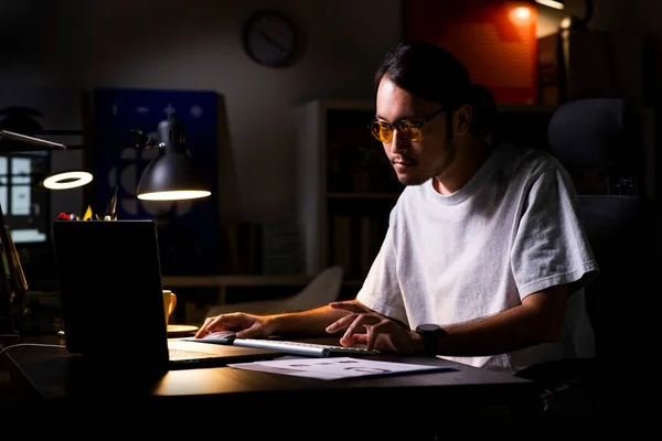 Азиатский Человек Графический Дизайнер Работающий Над Дизайном Логотипа Компьютерного Рисунка — стоковое фото