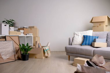 Yeni eve taşınan dekoratif eşyalar, mobilyalar, kutular ve diğer eşyalar.