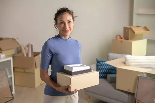 Genç Asyalı Kadın Yeni Daireye Taşınıyor Elinde Karton Kutular Elinde — Stok fotoğraf