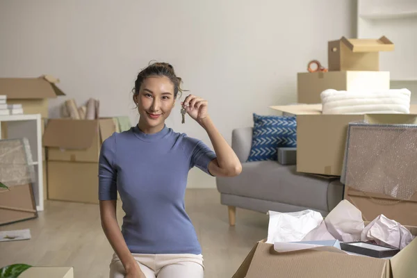Mutlu Asyalı Kadın Yeni Evde Anahtar Gösteriyor Gülümsüyor Kameraya Bakıyor — Stok fotoğraf