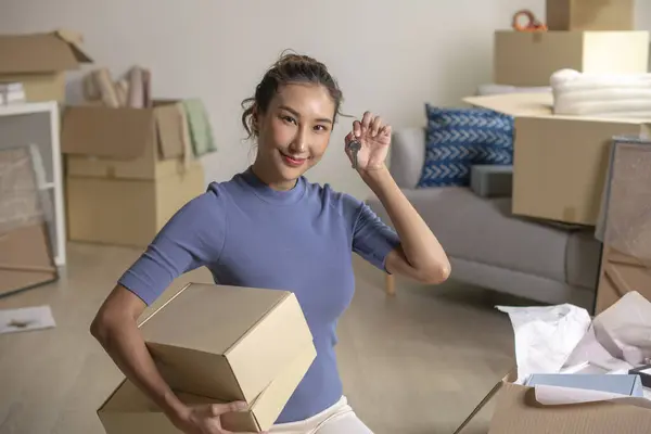 Mutlu Asyalı Kadın Yeni Evde Anahtar Gösteriyor Karton Kutular Tutuyor — Stok fotoğraf