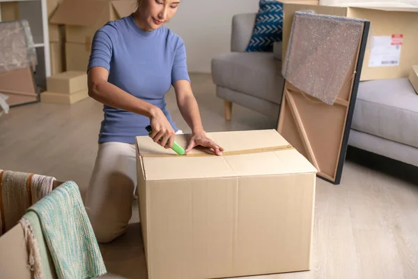 Joven Mujer Asiática Mudándose Nuevo Apartamento Con Cajas Cartón —  Fotos de Stock