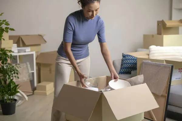 Genç Asyalı Kadın Yeni Evine Taşınıyor Eşyalarını Karton Kutularla Boşaltıyor — Stok fotoğraf