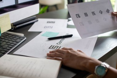 Grafik tasarımcısı logo tasarımı çiziyor. Yeni marka konsepti. Fikirle profesyonel yaratıcı uğraş.