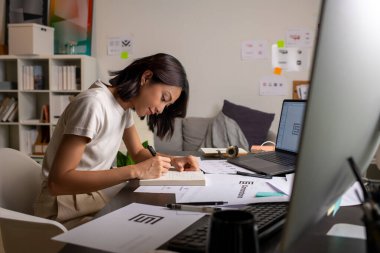 Ofiste çalışan Asyalı kadın grafik tasarımcısı. Sanatçı Yaratıcı Tasarımcı İllüstratör Grafik Yeteneği Konsepti.